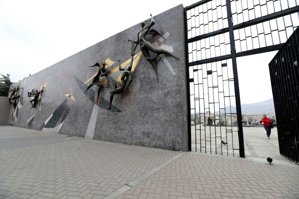 Imagen que muestra la entrada al cementerio El Ángel.